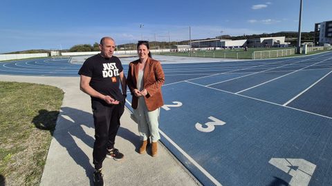 Pablo Gandoi, delegado de la Federaci�n Galega de Atletismo, y Dolores Garc�a, alcaldesa de Cervo, presentaron la jornada en las pistas de A Veiga