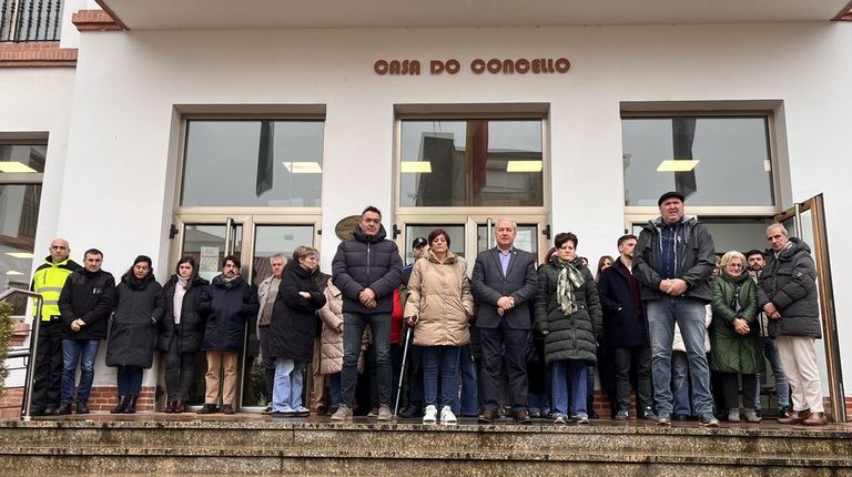 El minuto de silencio tuvo lugar este mediod�a en el exterior del consistorio