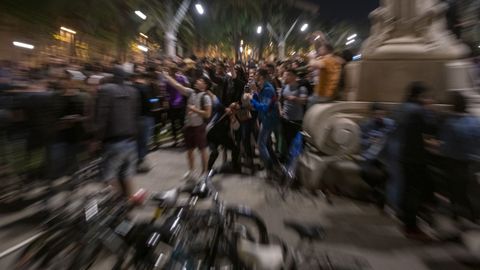 Varios jvenes reunidos y en ambiente festivo, en una calle de Barcelona