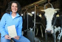 Ana Vila, cunha das vacas da explotaci�n gandeira que dirixe en Taboada e o poemario que escribiu, e que sae � venda hoxe. 