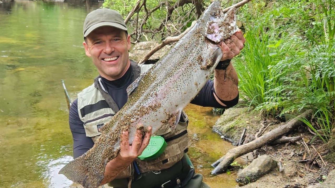Pesca una trucha de 4,9 kilos en el río Grande de Baio
