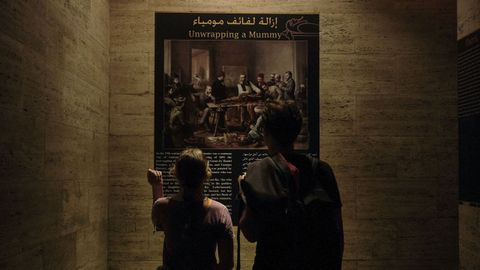 Visitantes recorren hoy viernes las salas del Museo de Antigedades Egipcias de El Cairo, que alberga an colecciones dedicadas a la civilizacin faranica, con estatuas, sarcfagos y objetos funerarios de distintas dinastas