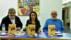 Alicia Garrido na presentaci�n do seu libro en Monforte, acompa�ada de Jos� Antonio Cardelle (� esquerda) e Manuel Cao, que a axudaron na s�a investigaci�n