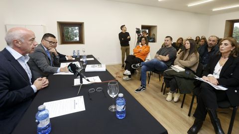 Gonzalo Dur�n, el conselleiro de Emprego Jos� Gonz�lez y Javier Tour�s en un foro celebrado el pasado noviembre en Vista Real, sede del polo de emprendimiento de Vilanova.