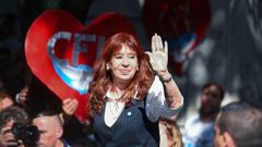 Cristina Fern�ndez saluda a sus seguidores de regreso a su domicilio tras presentar declaraci�n en los tribunales