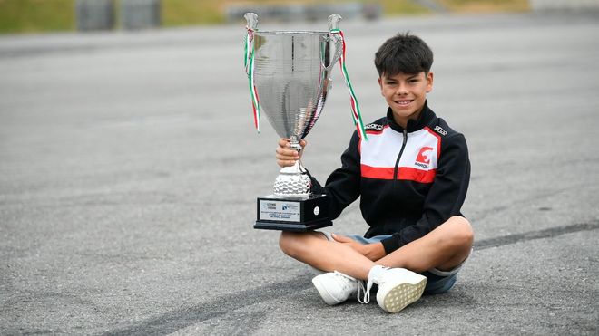 Christian Costoya, piloto de karting, con un trofeo en julio del 2025