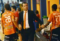 Juanma, junto a los canteranos Pancho (izquierda) y Renato en el banquillo del Vista Alegre. 