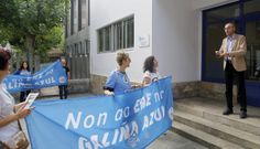 Los trabajadores de las Gali�a Azul aprovecharon la visita a la escuela de Orillamar del director xeral de Familia, Jacobo Rey,  para explicarle sus reivindicaciones laborales