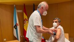 Un celador, este mi�rcoles en el hospital Montecelo, en Pontevedra, recibiendo la primera dosis de la vacuna de Pfizer