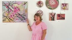 Enma Pillado, posando con algunas de sus obras. 