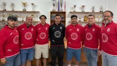 La nueva directiva est� encabezada por Daniel Pad�n, en el centro, de negro
