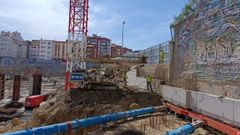 Pared del gimnasio del Ies Jovellanos (Gijn) anexa a las obras del antiguo solar de Peritos donde el Principado construye 250 pisos para jvenes