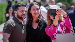 Zelenski posa con al primera ministra saliente de Finlandia, Sanna Marin, durante la cumbre de Moldavia