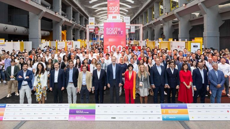 El rey Felipe VI en su visita a South Summit, con los cien finalistas del concurso de empresas emergentes, entre ellos Nigal con la ribadense Lara Neira