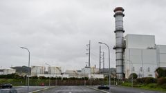  El espacio libre ahora entre el primer dep�sito blanco de la derecho y el resto de estructuras similares era el que ocupaba, hasta su demolici�n, la denominada chimenea II de la t�rmica del pol�gono de Sab�n. �ngel manso