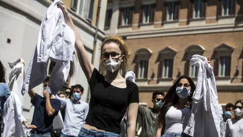 Los estudiantes y j�venes doctores se quitaron las batas como s�mbolo de protesta