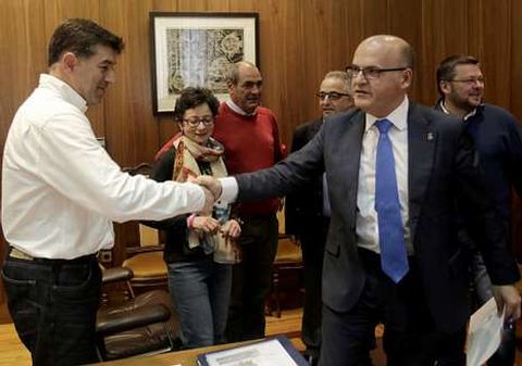 Baltar saluda a un integrante de la plataforma.