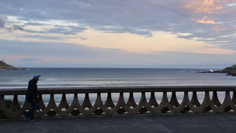 As amaneci el paseo martimo de A Corua este martes, con una alerta naranja activa desde las 9.00 horas