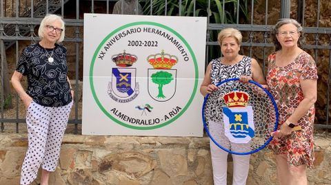 Representantes de la asociación, con el mandala.