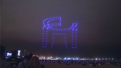 Un momento del espectculo de drones en Gijn, con el Elogio del Horizonte