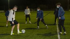 Jugadores del Boiro, durante el entrenamiento de este lunes