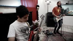 UNO DE LOS ALUMNOS DE LA ESCUELA DE M�SICA BONOBO INTERPRETANDO �CALIFORNICATION� DE RED HOT CHILLI PEPPERS CON SU PROFESOR 