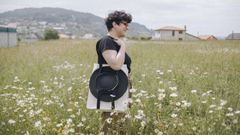 Julia Pérez Vilariño, en la imagen con uno de sus diseños, creó su propia marca, Julia Vilariño