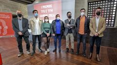 Los premiados, este jueves en la Casa das Camp�s, con responsables de la Vicerreitor�a y de la concejal�a de Promoci�n Econ�mica de Pontevedra