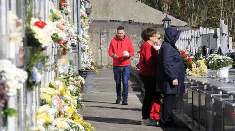 El cementerio de Chantada se llen de flores este viernes, como cada 1 de noviembre