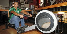<span lang= es-es >Entre la hosteler�a y el remo</span>. Dami�n Alonso es un personaje polifac�tico. Desde que comenz� a los doce a�os ha pasado por todo el arco del remo (erg�metro, banco m�vil y traineras) pero se gana la vida regentando el pub Viceversa de A Guarda. 