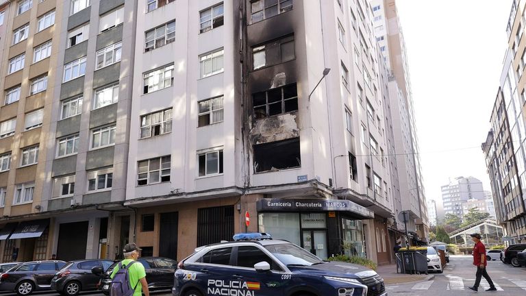 Vista del edificio afectado por el incendio en la calle Nicomedes Pastor D�az