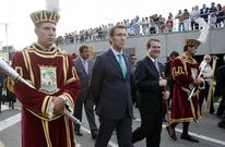 Polic�as locales desfilando como maceros en la procesi�n del Cristo de la Victoria