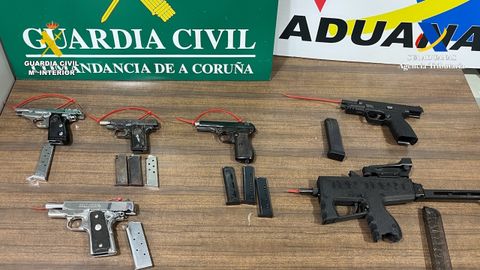Armas intervenidas a la red criminal con base en Oza-Cesuras y Narón