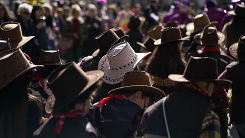 El multitudinario desfile escolar de entroido de Xinzo llen las calles del municipio