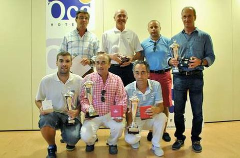 Los ganadores del torneo Joyer�a Camilo con sus obsequios