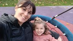 Laura Bautista junto a su hija Elsa Gonz�lez, en el parque