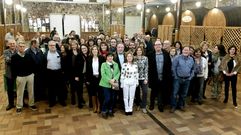 Su�rez del Fueyo, rodeado de personas en la espicha-homenaje por su jubiliaci�n como director del CP Jovellanos