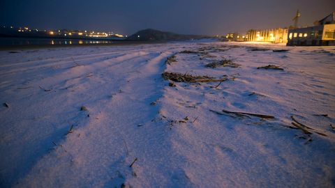 Temporal de nieve en la playa de la Concha, de Suances (Cantabria)