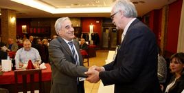 Abelardo Basanta, presidente de ABSA, recibiendo el reconocimiento. 