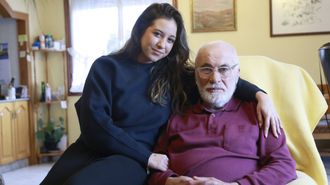 Natalia Vigo y su abuelo Nicol&aacute;s Rivas, en la casa de la familia en Ferrol