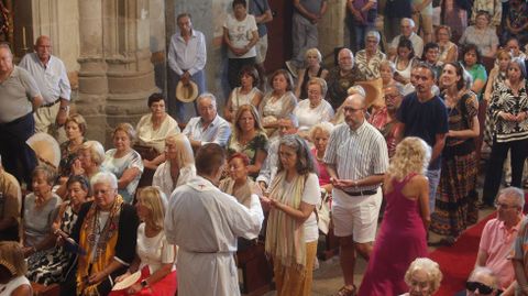 Tres sacerdotes se situaron en diferentes partes de la iglesia para darle la comuni�n a los fieles