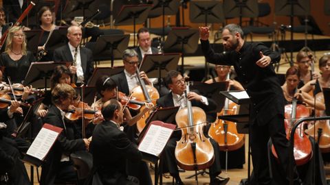 Dima Slobodeniouk en un concierto de la OSG, en su etapa como director de la orquesta.