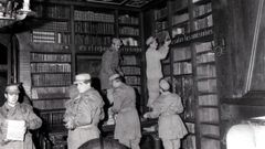 Soldados retirando libros de la biblioteca del Pazo de Meirs para evitar que sean devorados por el incendio que afect al edificio en 1978