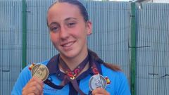 Manuela Lastra luce las dos medallas que gan� en el CESA de Trasona.
