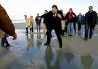 Rajoy, en la playa de Caión un año después del accidente.