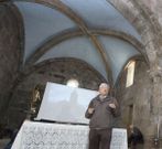 C�sar Portela en la iglesia de Santa Mar�a das Areas. 