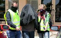 Dos agentes salen del hotel Orly, en Cambrils, con un detenido