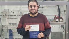 Homenaje a su padre. Lucas Mart�nez Garc�a, en el laboratorio del Ciqus de la USC con su tesis doctoral, que dedica a su padre, conocido como Mari�o o To�ito da Pantalonera de Celeiro, fallecido en el 2019.