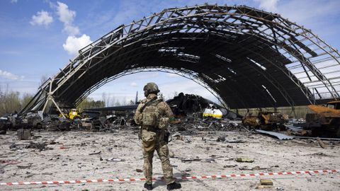 Un soldado ucraniano, frente a un hangar situado en Hostomel y destruido por las tropas rusas durante la invasi�n