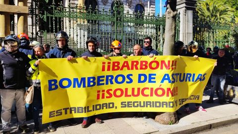 Movilizaci�n de bomberos ante la Junta General.